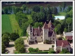 Typique de l'architecture Renaissance, avec des rajouts no-classiques, ce monument a t achet en 1937 par Josphine Baker et son mari Jo Bouillon. Quel est son nom ?