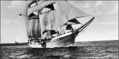 Dans "Les Aventures du Capitaine Lückner, quel est le nom du bateau sur lequel naviguent les deux héros ?