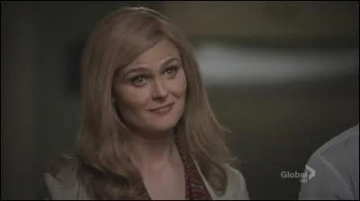 Qui tait en contact avec Bones pendant qu'elle tait en cavale ?