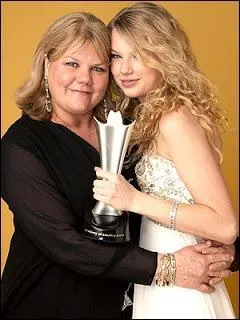 Comment s'appelle sa mre ?