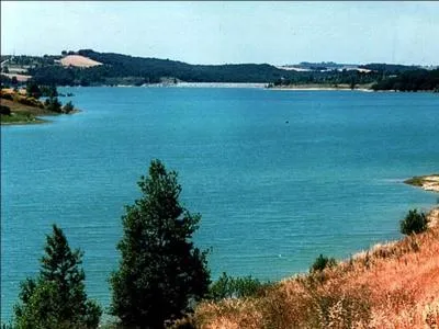 Dans quel dpartement est situ le lac de la Ganguise, superbe tendue d'eau o vous observerez hrons cendrs et martin-pcheurs ?