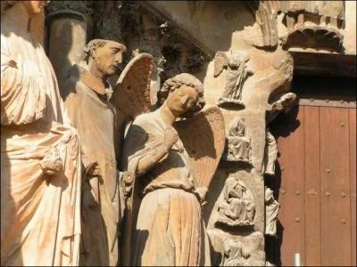 Combien de statues peut-on dnombrer dans la cathdrale Notre-Dame de Reims, oeuvre majeure du gothique ?
