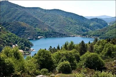 Quel est l'autre nom du lac de Villefort dans le dpartement de la Lozre ?
