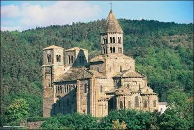 Saint-Nectaire connu pour son clbre fromage et sa station thermale possde une trs belle glise du plus beau roman auvergnat,  l'intrieur vous pouvez y voir une Vierge  l'enfant connue sous le nom de :