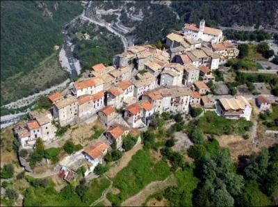 Dans l'glise du charmant village de Marie dans les Alpes-Maritimes, une autre statue de la Vierge Marie d'un poids de plus 400 kg est sculpte dans du bois :