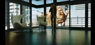 Pour le lancement de sa nouvelle collection la marque Swatch a ralis un nouveau spot TV. Par le biais d'un univers imaginaire o se mlent les tres humains et le monde marin. Mais quels objets met-elle en avant ?