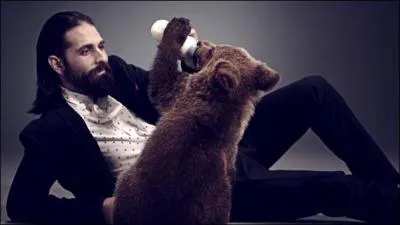 Le site de rencontres lance une nouvelle campagne o ses spots TV prsentent tour  tour un homme et son homologue animal (sur l'image le barbu-hipster et l'ours). Comment s'appelle ce site ?