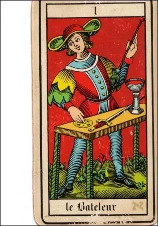 L'arcane n°1 s'appelle  Le bateleur  ? Quelle est la particularité de la table devant le personnage ?