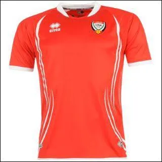 Quel pays joue avec ce maillot rouge ?