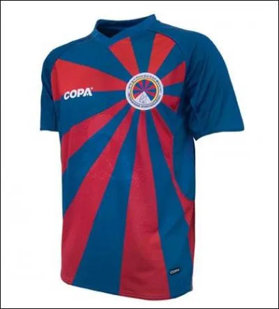 Quel pays joue avec ce maillot bleu et rouge ?