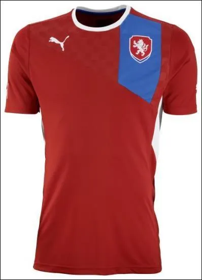 Quel pays volue avec ce maillot rouge ?