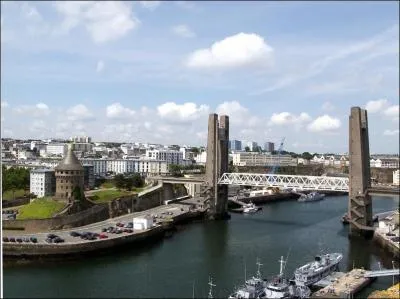 Cette ville est un grand port militaire, c'est ?