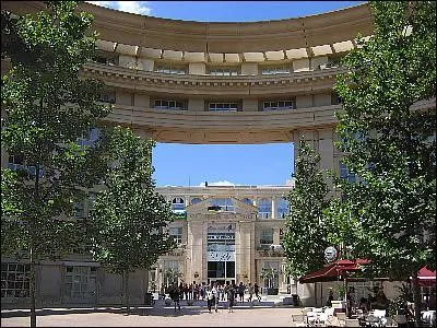 Cette ville du sud possde le quartier novateur d'Antigone, c'est ... ?