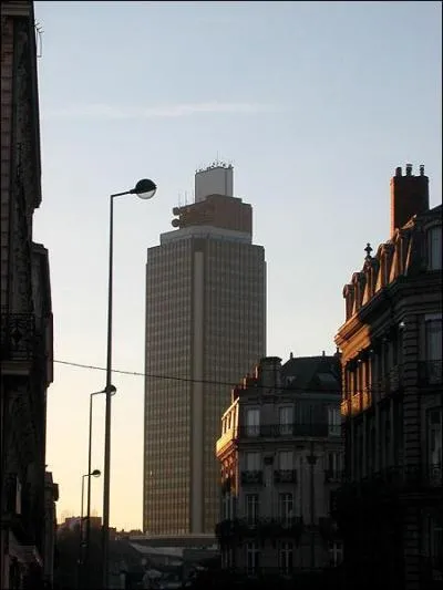 Et cette ville, patrie de Jules Verne et d'Aristide Briand ?