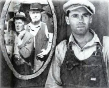 Quelle est cette oeuvre de John Steinbeck qui se droule pendant la Grande Dpression en 1929 et raconte l'histoire d'une famille de mtayers contraints de quitter leurs terres  cause de la scheresse ?