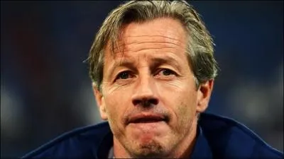 Dans quel club entrane Jens Keller ? (2013)