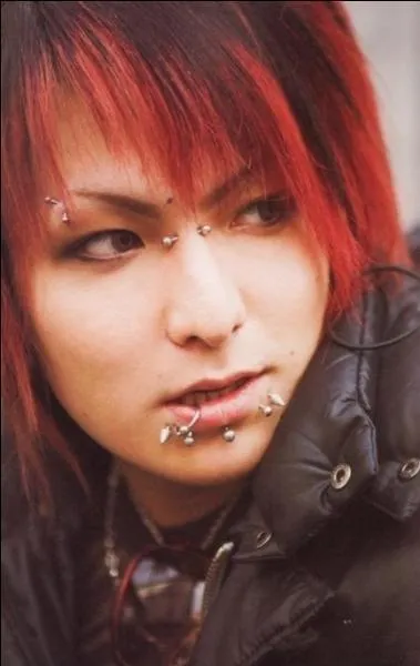 Donnez-moi le nom de cette clbrit, avec le nom de son groupe/ancien groupe :