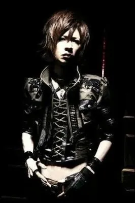 Donnez-moi le nom de cette clbrit, avec le nom de son groupe/ancien groupe :