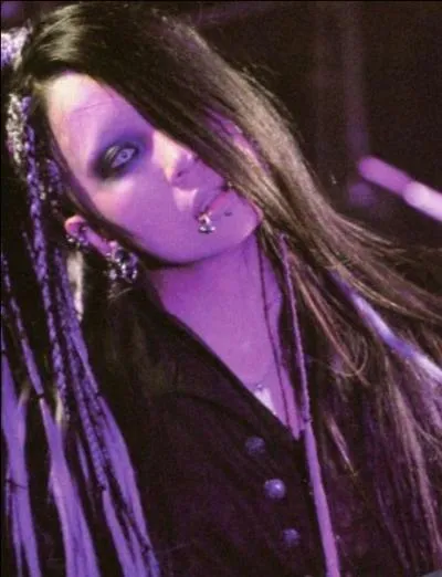 Donnez-moi le nom de cette clbrit, avec le nom de son groupe/ancien groupe :