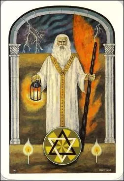  L hermite , lame n9, nous montre un homme qui cache une lanterne dans une ample cape. Que figure cette lanterne ?