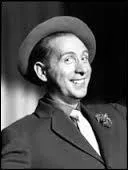  Douce France cher pays de mon (Q. 9) Berce de tendre (Q. 10) Je t'ai garde dans mon (Q. 11) . Charles Trenet, outre le chanteur que tout le monde connat, tait aussi un acteur  ses heures. Dans combien de films a-t-il jou ?