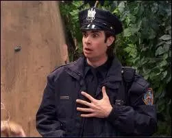 Comment s'appelle l'acteur qui joue le rle de l'agent de police ?