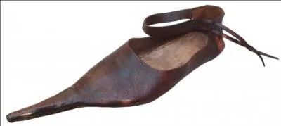 Comment appelle-t-on les chaussures portes au Moyen-Age ?