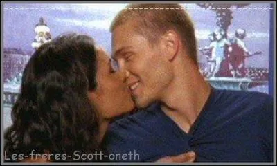 Lucas dit-il qu'il a relev le dfi d'embrasser une inconnue dans un Photomaton ?