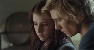 Qu'y a-t-il derrire Poopy quand elle est assise dans le fauteuil ?