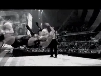 Qui fait son finisher sur ce ring ?