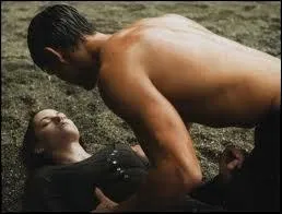 Qui sauve Bella quand elle saute de la falaise ?