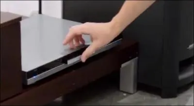 Qui entre le DVD dans le lecteur ?