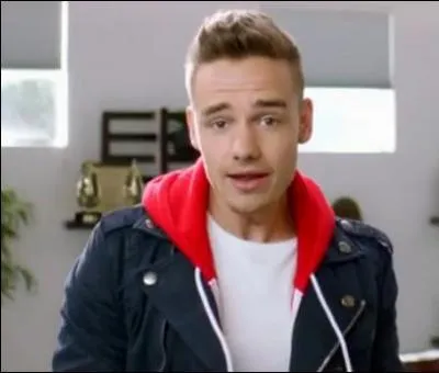 Quand Liam fait son solo, qui est debout sur la table ?