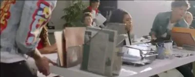 Dans cette pice, qui pousse le caddie dans lequel est Niall ?