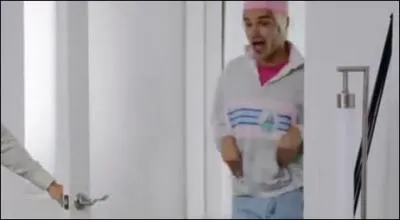 Qui ce garon appelle-t-il ?