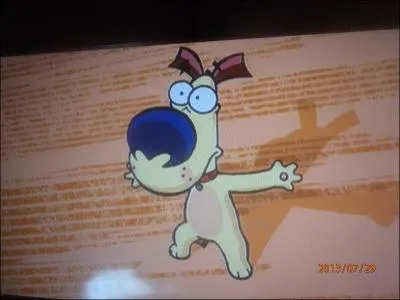 L'un des deux est un chien qui a un secret : Il parle !