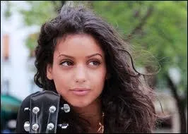 Un chanteur l'appelle  petite sur . Qui est-ce ?