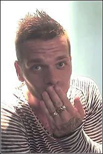 Quel est le mtier qu'il exerait avant d'tre chanteur ?