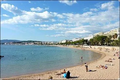 Lors de quel festival ou carnaval peut-on accder  cette plage ?