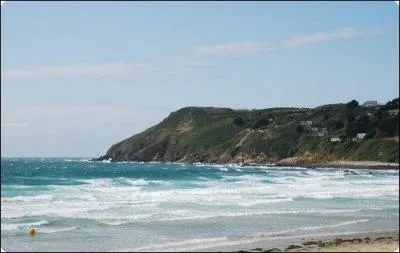 La plage des Pieux donne sur ____________.