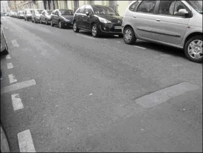 On n' y voit presque rien, juste 5 pavs, c'est  l'abbaye des cinq pierres . Et pourtant en cet endroit, beaucoup des gens y perdirent brutalement la vie. O sommes-nous ?