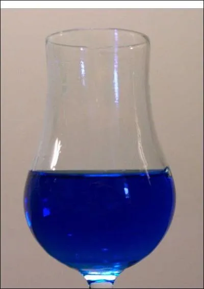 Qu'est-ce qui donne sa couleur bleue au curaao ?