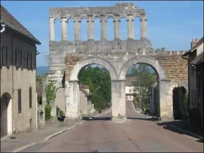 Autun, ville riche en vestiges de l'poque gallo-romaine, prsente les restes d'une porte donnant accs  la cit, quel est son nom ?