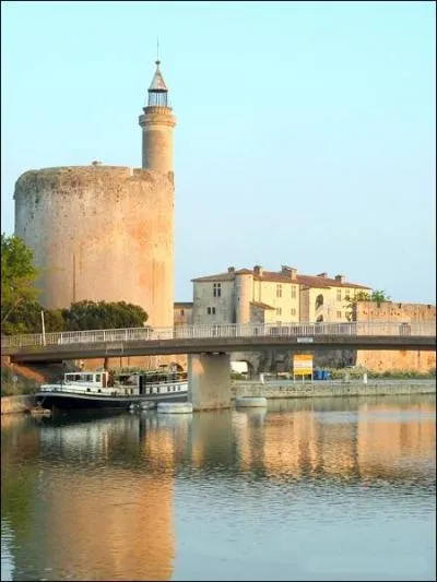 Qui fit riger la tour de Constance  Aigues-Mortes ?