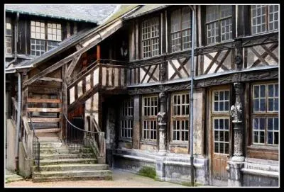 Quel est ce curieux et rare cimetire  galeries de bois qui est visible  Rouen ?