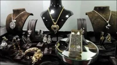 En 1955, Hitchcock a tourn une histoire de vols de bijoux qui se droulait justement en partie  Cannes au Carlton. En vedette Gary Grant et Grace Kelly. Le film s'appelait :