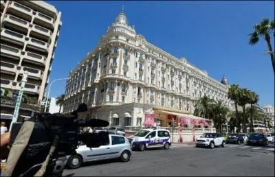 Le 28 juillet 2013 eut lieu  Cannes au clbre htel... un vol de bijoux de la maison... qui atteindrait ... . Trouvez la bonne rponse qui remplirait les pointills.