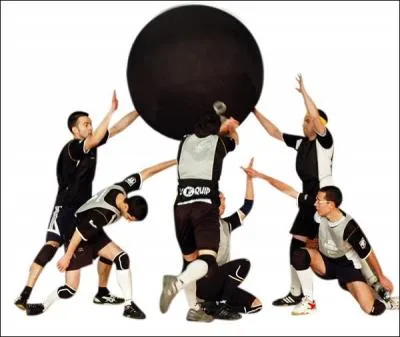 Combien de personnes touchent le ballon lors de la frappe ?