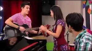 Dans la saison 2 Francesca va se mettre en couple avec un garon et l'embrasser. Qui est le garon en question ?