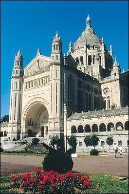 Cette cathdrale de style gothique normand aurait vu le mariage d'Alinor d'Aquitaine et d'Henri II de Plantagent. C'est :
